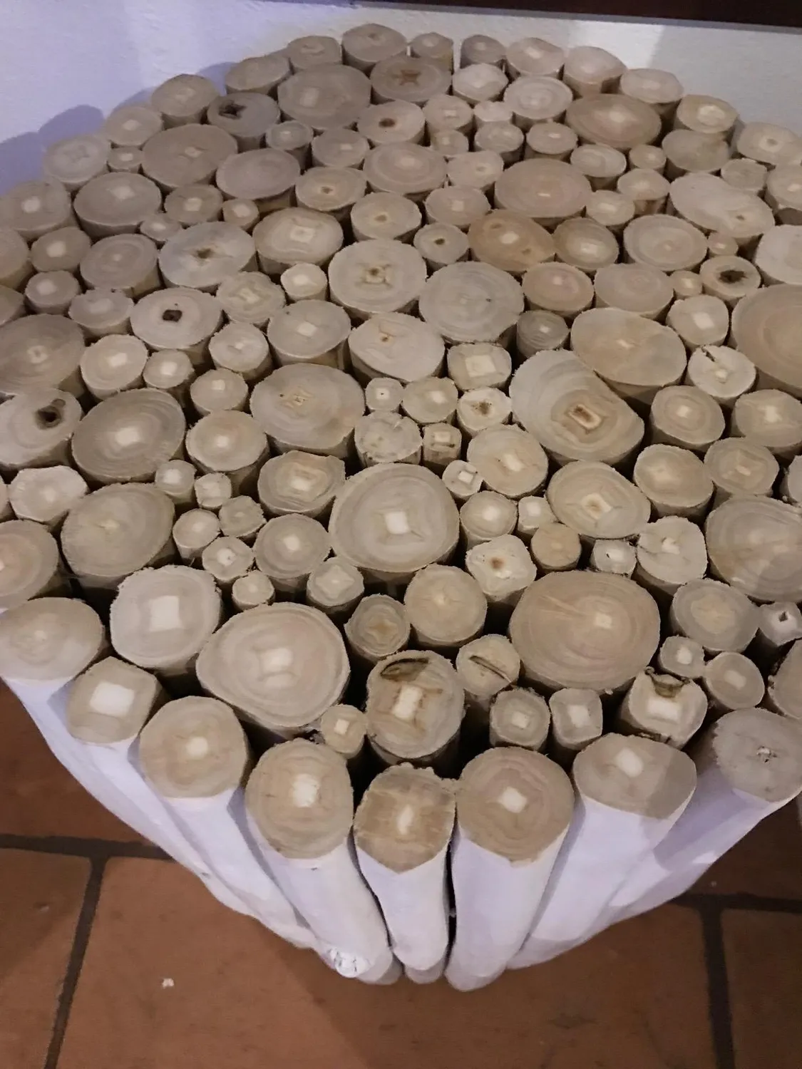 Kave Home Filip Beistelltisch weiß Ø 35 cm Teakholz