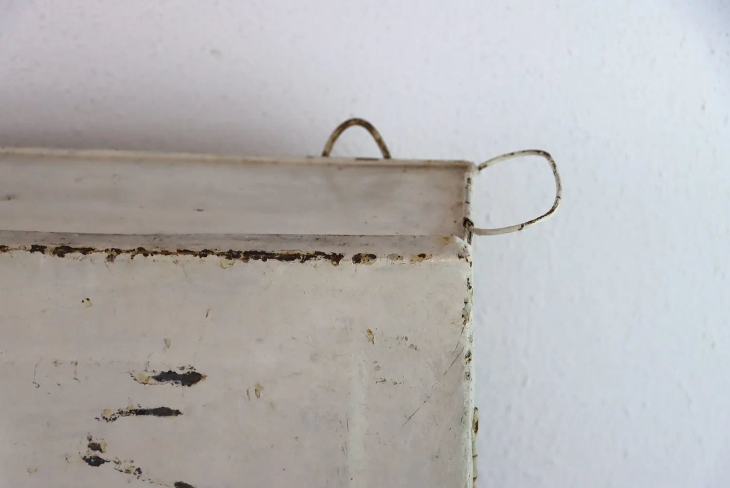 Mon Ami(e) Vintage Luftschutz-Hausapotheke Metallschrank
