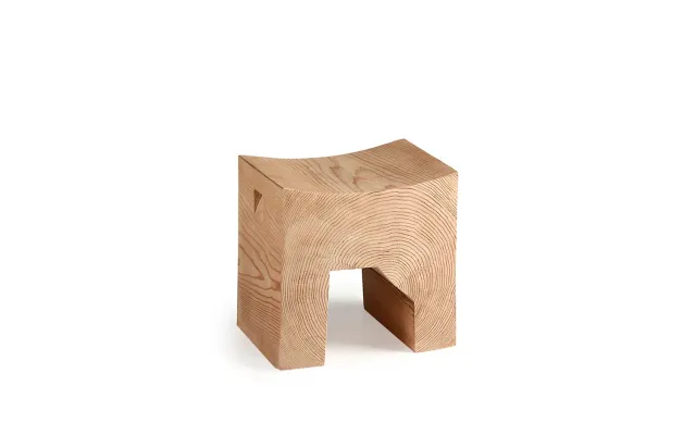 alpina design L’ego Hocker aus Zedernholz