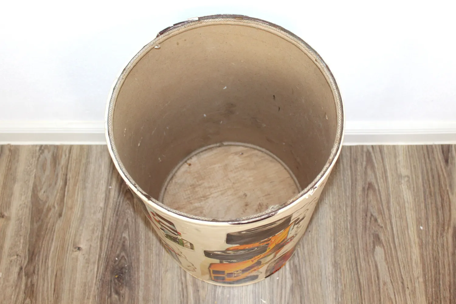 Mon Ami(e) Vintage Tonne Rennauto 37x52 cm Hartpappe