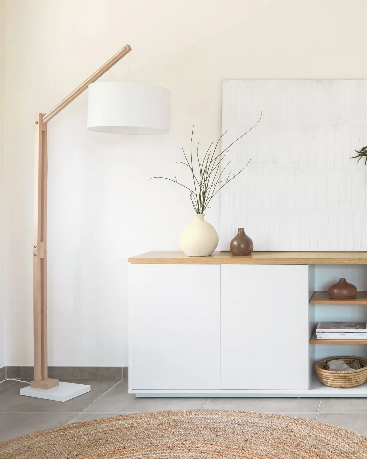 Kave Home Riaz Stehlampe weiß 186 cm Buchenholz Baumwolle