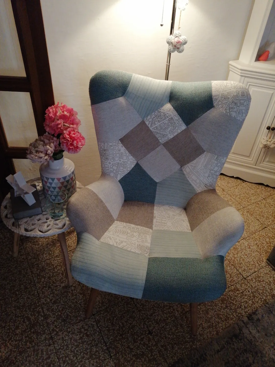 Kave Home Kody Sessel Blau Patchwork mit Armlehnen