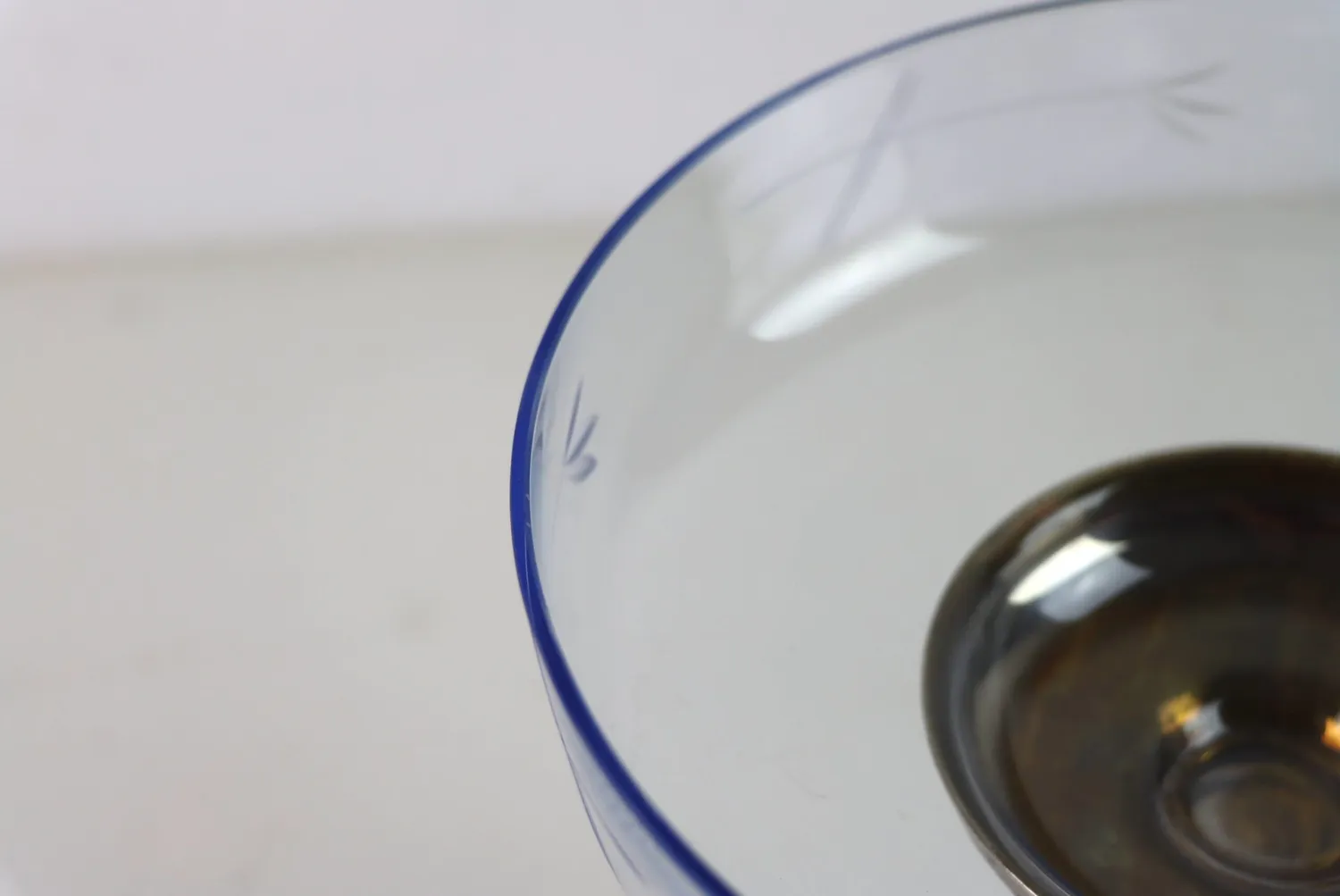 Mon Ami(e) Vintage Glasschale Metallfuß blau Schliff 21 cm