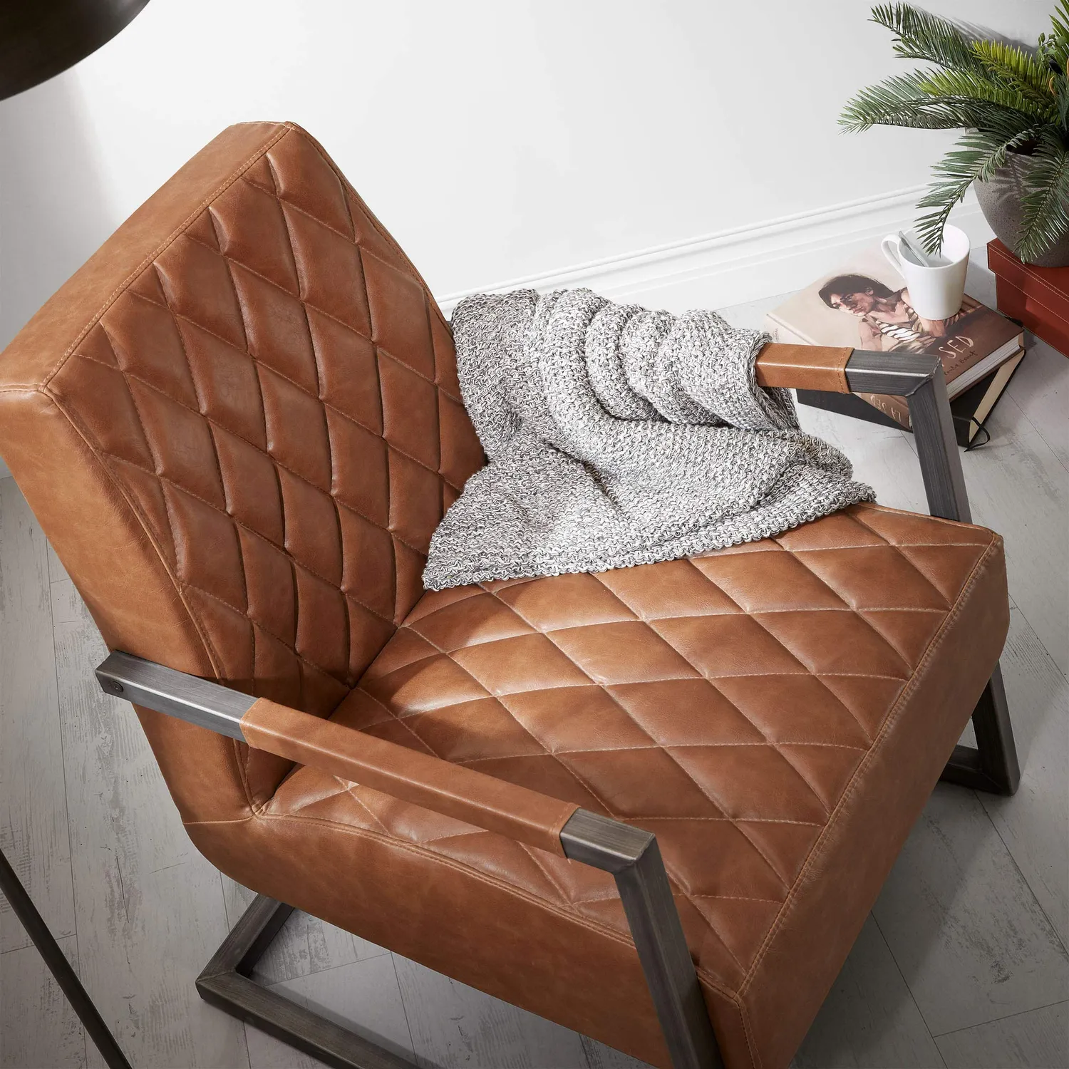 Kave Home Trans Sessel braun Kunstleder Stahl