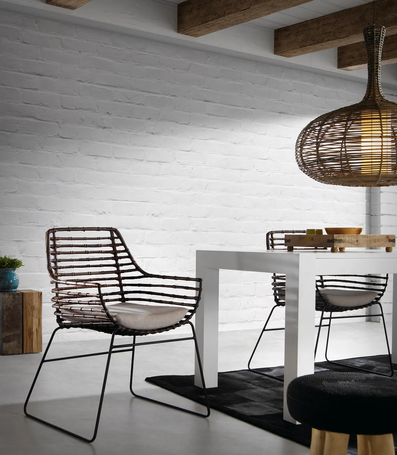 Kave Home Tropicana Beistelltisch 29x29 cm Teakholz massiv schwarz