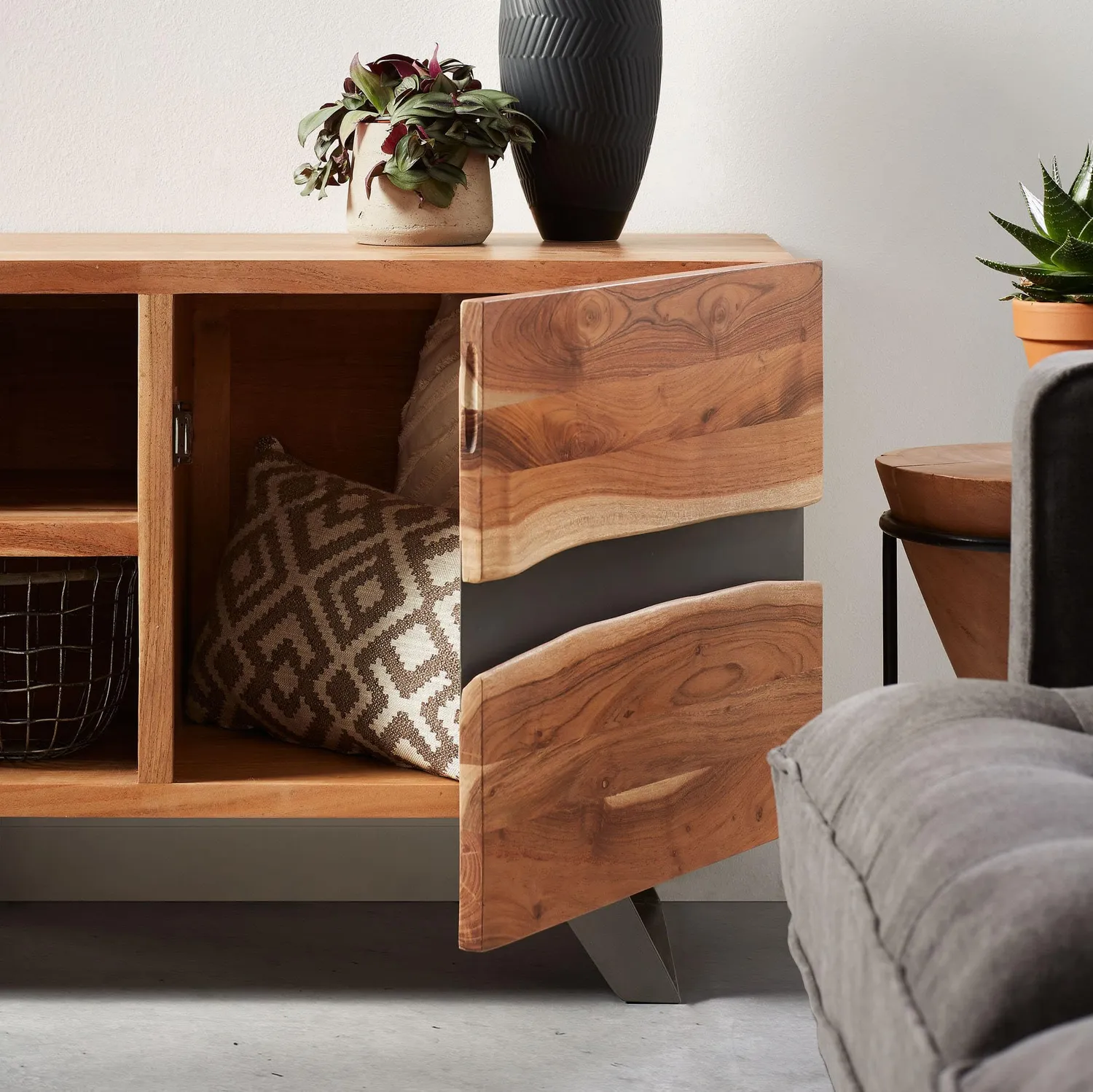 Kave Home Uxia TV-Schrank 160x65 cm Akazie Stahl