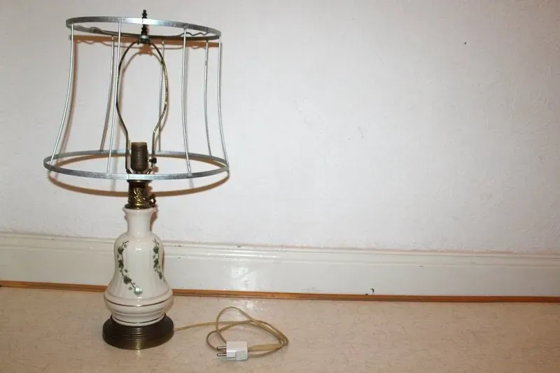 Mon Ami(e) Vintage Tischlampe Messing Keramik 50er Harp