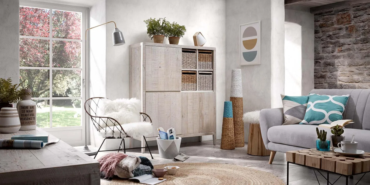 Kave Home Claren Rattan-Sessel weiß mit Kunstlederkissen