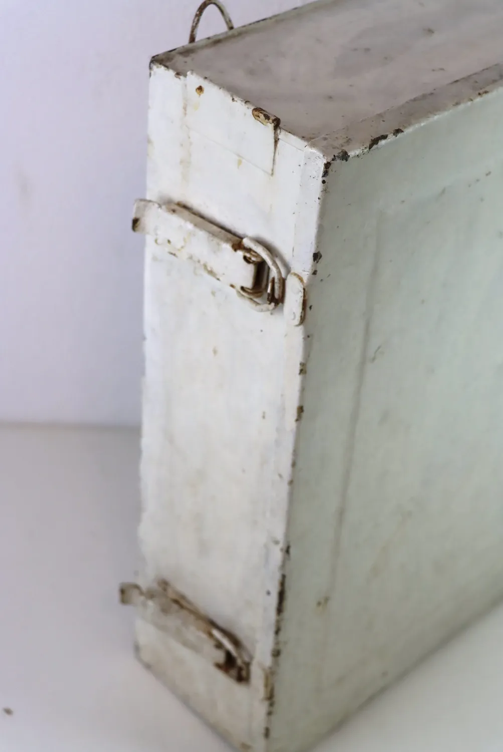 Mon Ami(e) Vintage Luftschutz-Hausapotheke Metallschrank